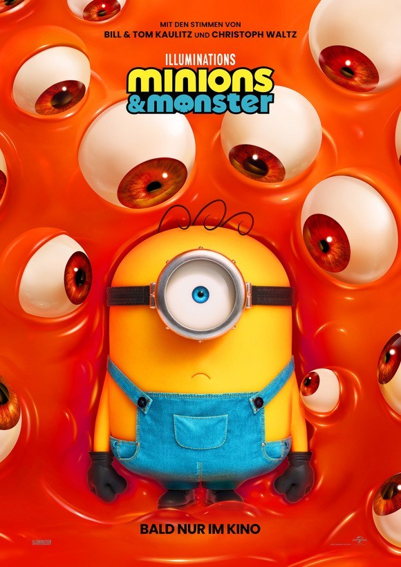 Minions & Monster Filmplakat mit einem Minion in blauer Latzhose und schwarzer Schutzbrille, umgeben von großen roten Augen auf orange-rotem Hintergrund, Text 'ILLUMINATION'S minions & monster' und 'BALD NUR IM KINO'