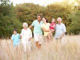 Monkey Business - Fotolia.com Familie vor einem Busch freundlich