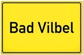 Gelbes Ortsschild mit schwarzer Schrift 'Bad Vilbel'