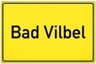 Gelbes Ortsschild mit schwarzer Schrift 'Bad Vilbel'
