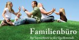 Gruppe von vier Personen sitzt lachend auf einer Wiese und klatscht sich ab neben einem bunten Logo mit stilisierten Gesichtern und dem Schriftzug 'Familienbüro Ihre Servicebüro in der Quellenstadt'