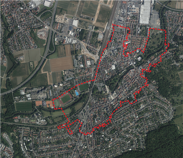 Fördergebiet Luftaufnahme eines Stadtgebiets mit einem unregelmäßig geformten Fördergebiet, das durch eine rote Linie markiert ist