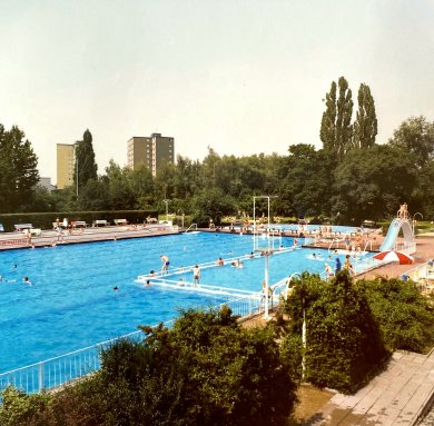 Freibad Bad Vilbel Freiluftschwimmbad mit mehreren Schwimmbecken, Rutsche und umgebenden