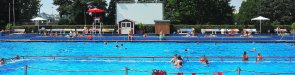 Freibad Bad Vilbel Freibad mit mehreren Schwimmern im Becken und Sonnenschirmen am Beckenrand