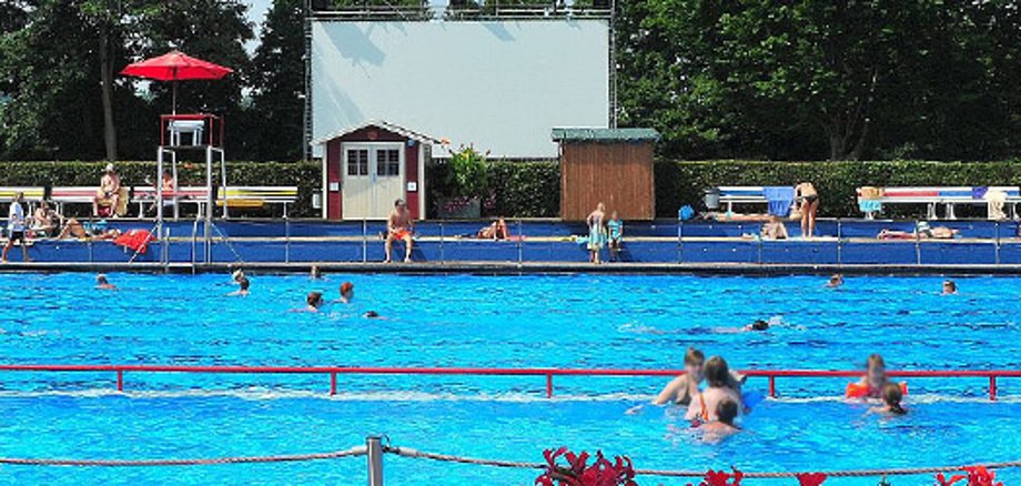 Freibad Bad Vilbel Freibad mit mehreren Schwimmern im Becken und Sonnenschirmen am Beckenrand