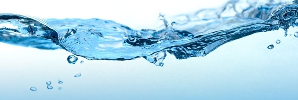 Wellenförmige Wasseroberfläche mit Luftblasen vor hellem Hintergrund