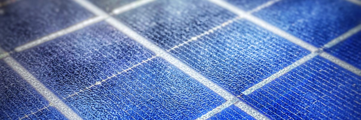 Nahaufnahme einer blauen Solarzelle mit weißen Trennlinien