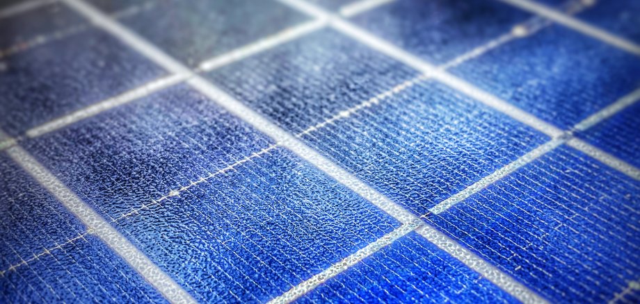 Nahaufnahme einer blauen Solarzelle mit weißen Trennlinien