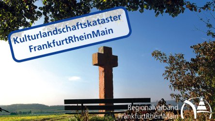 Holzkreuz auf einem Hügel mit Bank davor und Landschaft im Hintergrund, darüber ein blau umrahmter Schriftzug 'Kulturlandschaftskataster FrankfurtRheinMain'