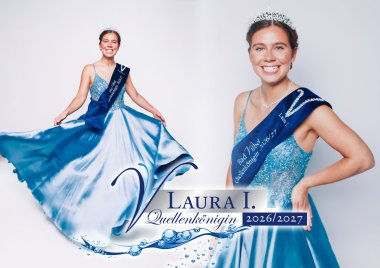 Quellenkönigin 2026/2027 Zwei Porträts einer lächelnden Frau mit Tiara und blauem Abendkleid, die ein blaues Band mit der Aufschrift 'Quellenkönigin 2026/2027' trägt