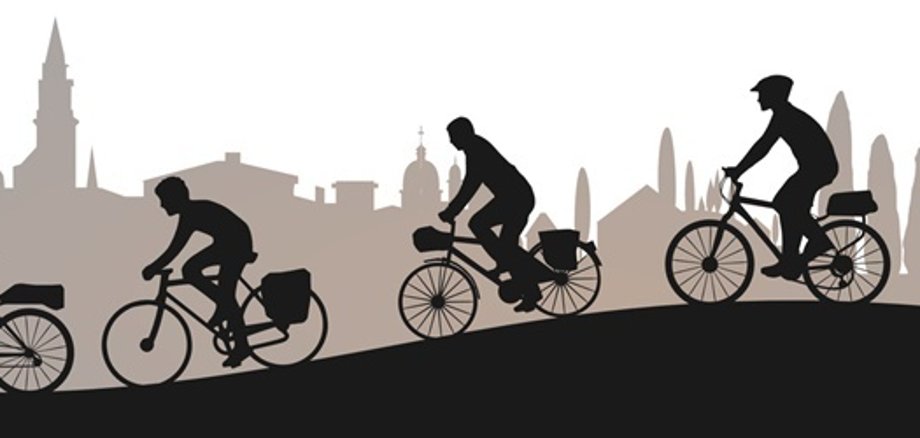 Schwarz-weiße Silhouetten von Radfahrern vor einer Stadtsilhouette mit Türmen und Bäumen