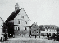 Schwarz-weiße Aufnahme des historischen Rathauses Bad Vilbel und Menschen im Vordergrund