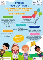 Bunte Übersicht zu offenen Familientreffs für Kinder von 0 bis 3 Jahren mit Tagen, Zeiten und Orten sowie Illustrationen von vier Kindern und Luftballons