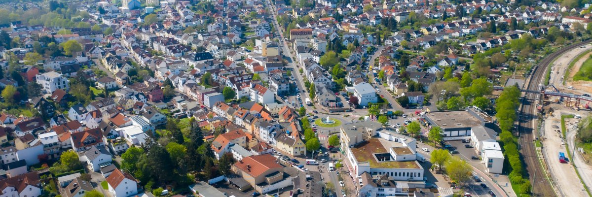 Luftaufnahme Bad Vilbel Luftaufnahme von Bad Vilbel mit Einfamilienhäusern, Straßen und viel Grün, im Hintergrund die Stadt Frankfurt am Main mit Hochhäusern