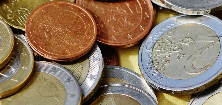 Finanzen Nahaufnahme von mehreren Euro-Münzen unterschiedlicher Stückelung und Farbe