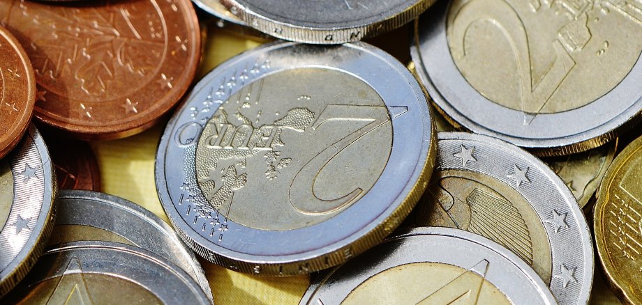 Nahaufnahme von mehreren Euro-Münzen unterschiedlicher Stückelung und Farbe