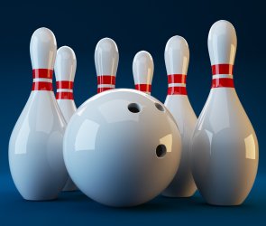 Bowlingkugel vor einer Gruppe von Bowlingkegeln mit roten Ringen auf blauem Hintergrund
