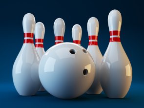 Bowlingkugel vor einer Gruppe von Bowlingkegeln mit roten Ringen auf blauem Hintergrund