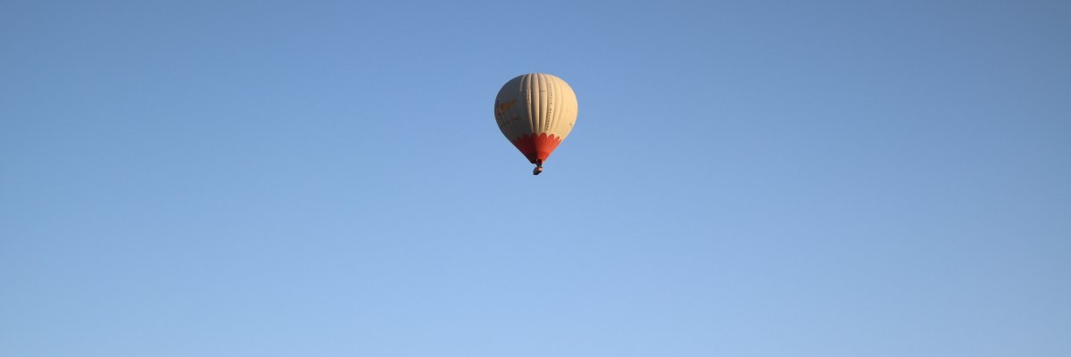 Heißluftballon vor klarem Himmel