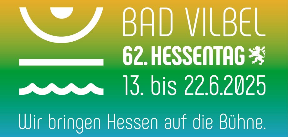 Logo mit stilisiertem Halbkreis, Linie und Wellen, daneben der Text 'BAD VILBEL 62. HESSENTAG 13. bis 22.6.2025 Wir bringen Hessen auf die Bühne' auf grün-blauem Verlaufshintergrund