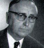 Porträt eines älteren Mannes (Ehrenbürger Wilhelm Giegerich) mit Brille, Anzug und Krawatte vor neutralem Hintergrund
