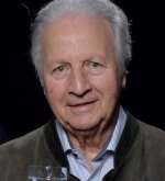Älterer Mann mit grauem Haar (Ehrenbürger Günter Hinkel) trägt eine Jacke und hält ein Weinglas in der Hand