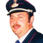 Porträt eines Mannes (Ehrenwehrführer Rudolf Jeckel) mit Schnurrbart in Uniformmütze und dunkelblauem Uniformjackett mit rotem Besatz