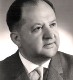 Porträt eines älteren Mannes (Ehrenbürgermeister Georg Muth) mit zurückgekämmtem Haar, Anzug und Krawatte, der leicht nach rechts blickt