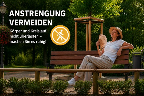 Anstrengung vermeiden Frau mit Hut und Fächer sitzt entspannt auf einer Parkbank neben einem Mülleimer und einem Holzgeländer bei Sonnenlicht