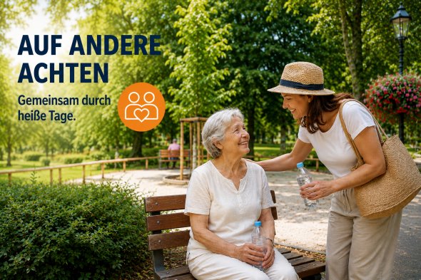 Auf andere achten Ältere Frau sitzt auf Parkbank und lächelt, während jüngere Frau mit Strohhut und Tasche ihr eine Wasserflasche reicht