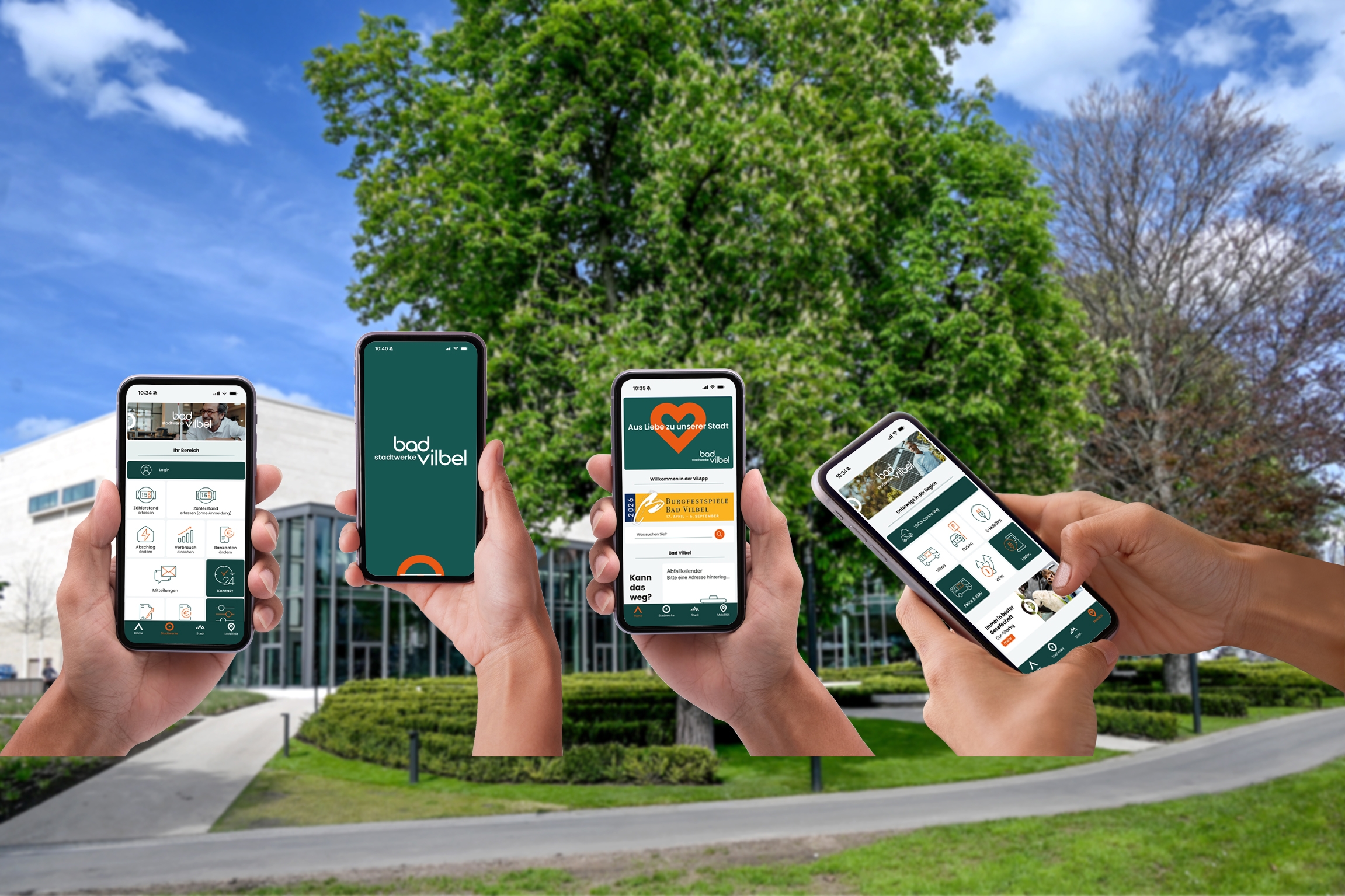 VilApp Vier Hände halten Smartphones mit der App "VilApp" vor einem modernen Gebäude und grünen Bäumen