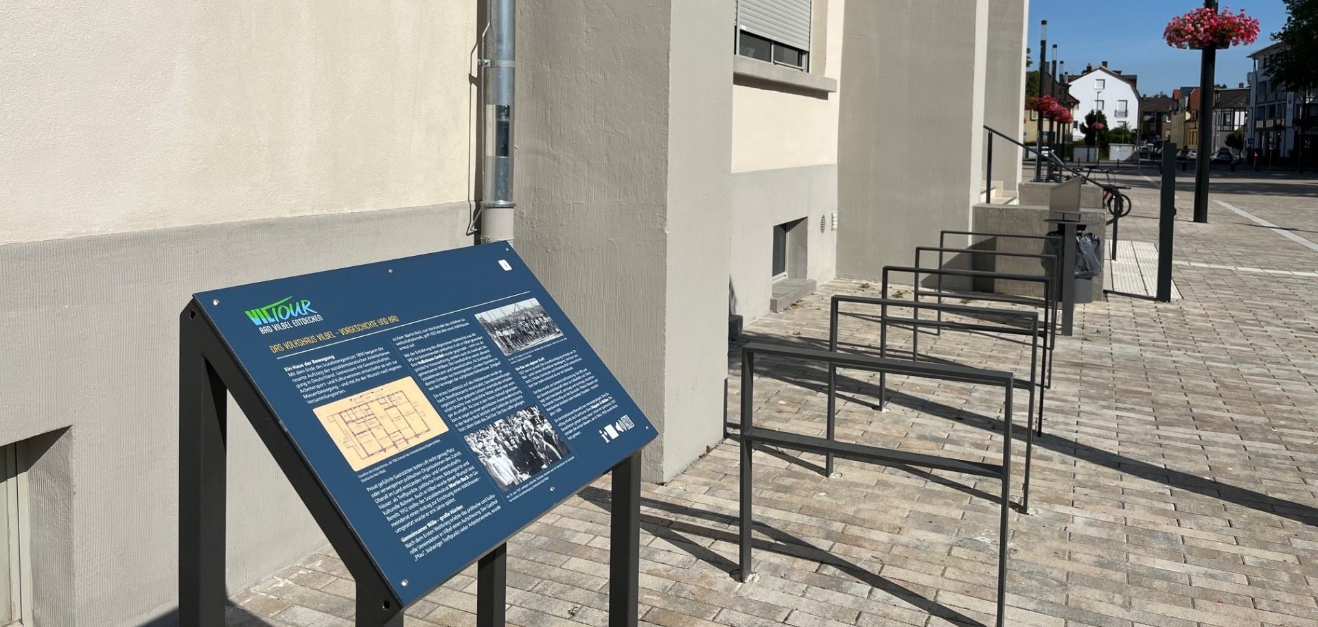 Rechts und links vor dem Eingang zum Kurhaus stehen die Tafeln zur geschichtlichen Erklärung des Kurhausgebäudes.