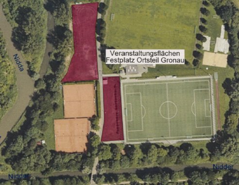 Luftaufnahme eines Sportplatzes mit angrenzenden markierten Veranstaltungsflächen im Ortsteil Gronau