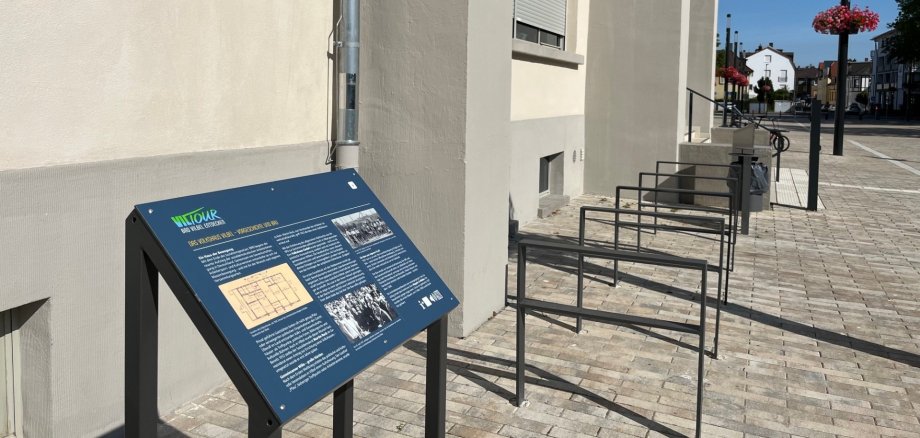 Rechts und links vor dem Eingang zum Kurhaus stehen die Tafeln zur geschichtlichen Erklärung des Kurhausgebäudes.